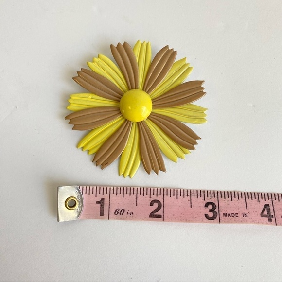 Vintage Enamel Daisy Brooch Sunburst Sunshine Pin 60s Retro Mod Yellow Tan Large - Picture 8 of 8